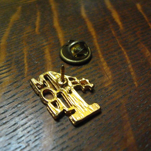 ❤️ Number One Mom Vintage Lapel Pin - Picture 4 of 5